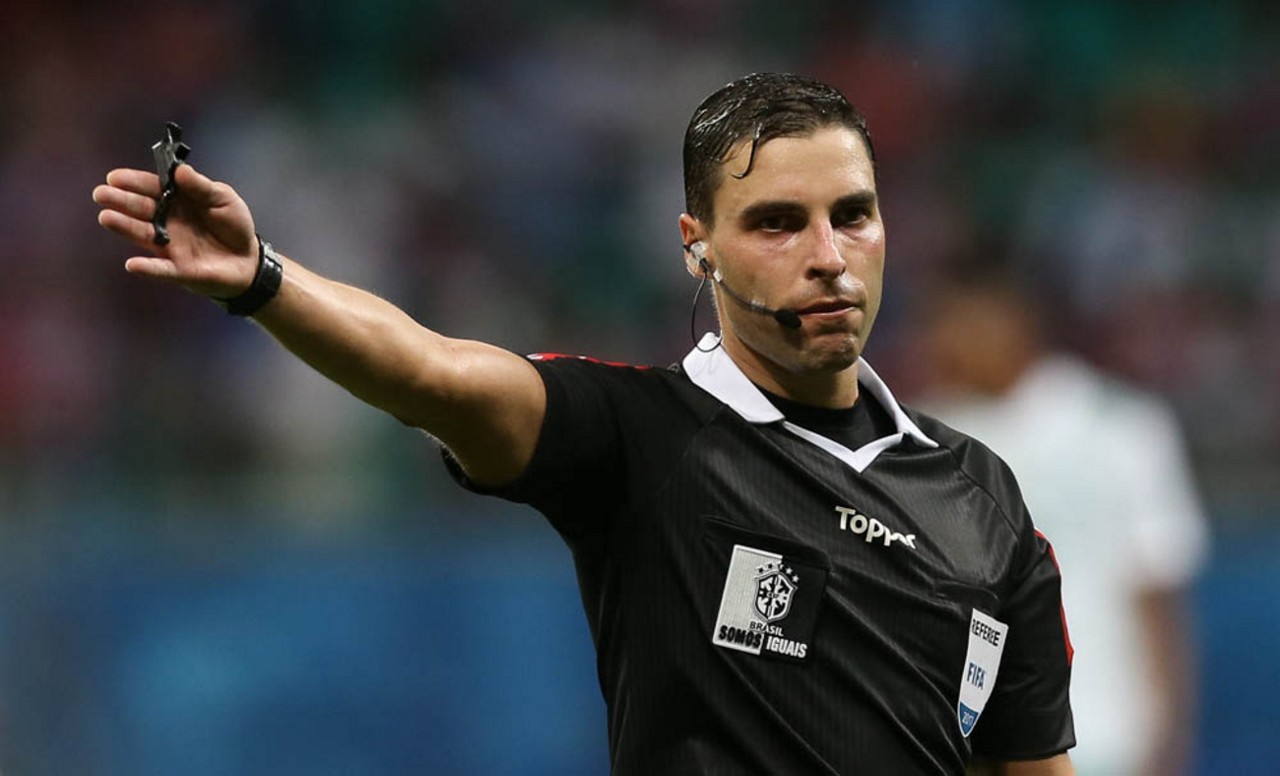 O árbitro Rodolpho Toski Marques, do jogo entre as equipes da SE Palmeiras e EC Bahia, durante partida válida pela oitava rodada, do Campeonato Brasileiro, Série A, na Arena Fonte Nova.