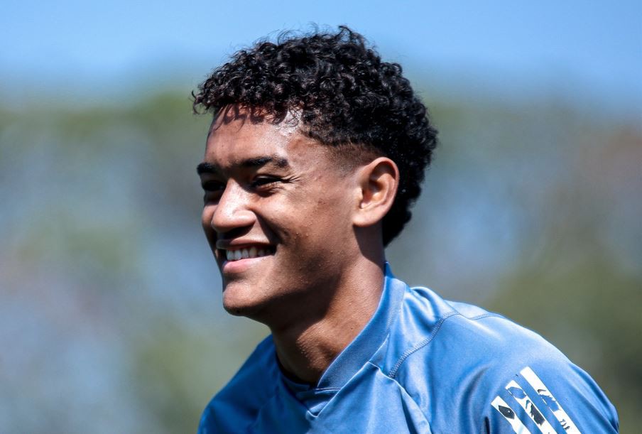 Filho do ex-jogador Kleber, Kenji estendeu seu vínculo até 2028