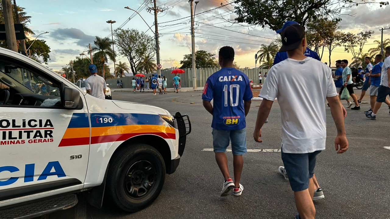 Torcedores do Cruzeiro chegando ao Mineirão para o jogo contra o Palmeiras