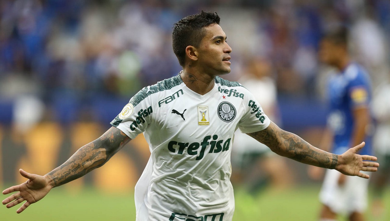 O jogador Dudu, da SE Palmeiras, comemora seu gol contra a equipe do Cruzeiro EC, durante partida válida pela trigésima oitava rodada, do Campeonato Brasileiro, Série A, no Estádio Mineirão.