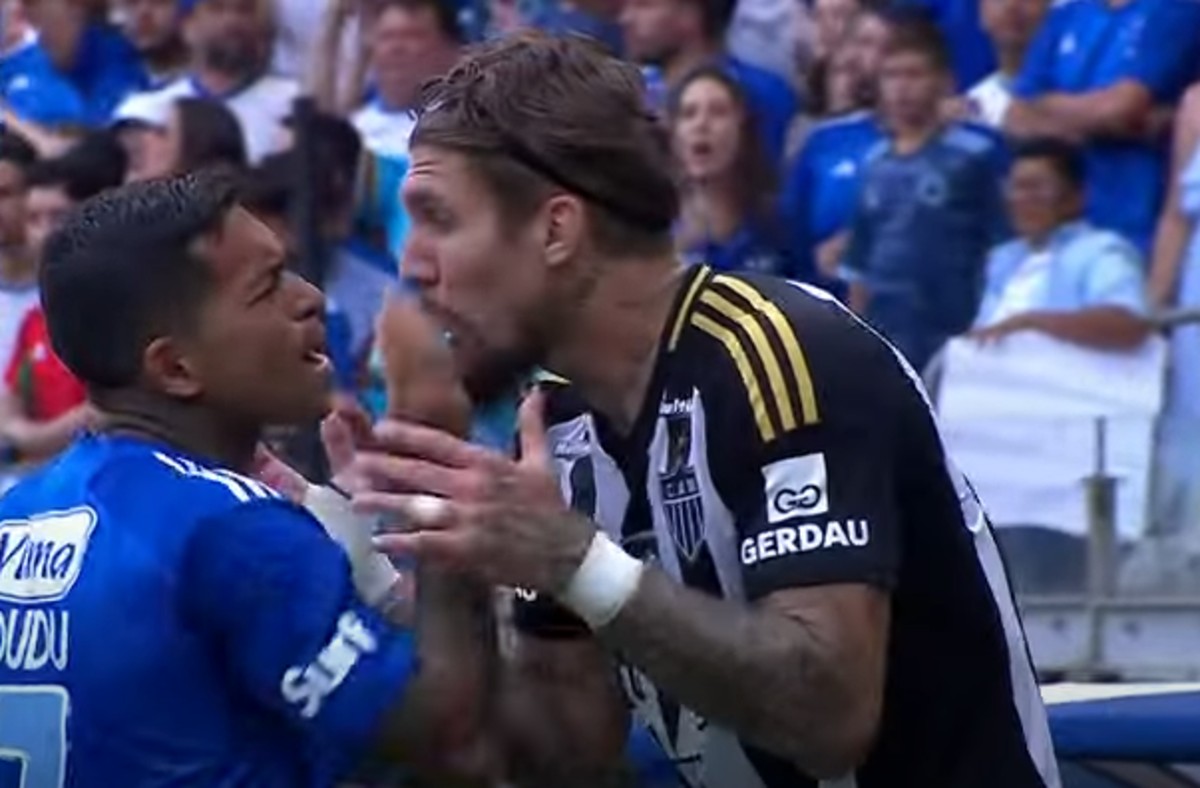 Dudu e Lyanco discutem após lance polêmico no clássico entre Cruzeiro e Atlético, pelo Campeonato Mineiro