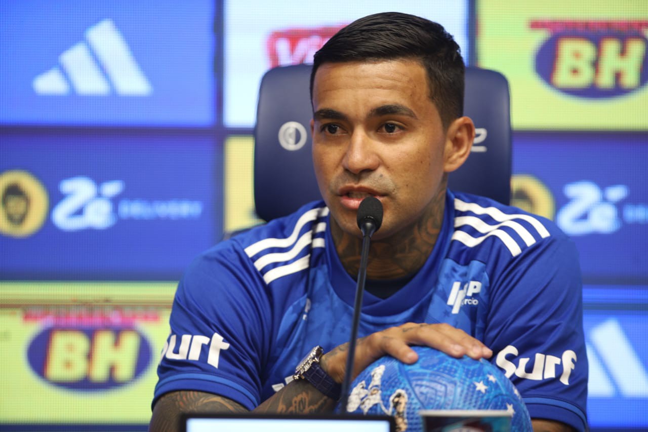 Atacante Dudu durante coletiva na Toca da Raposa