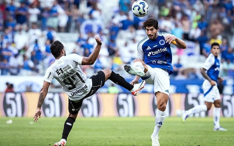 Cruzeiro, de Lucas Silva, e Ceará, de Lourenço, fizeram jogo muito disputado no Mineirão (Foto: Gustavo Aleixo/Cruzeiro)