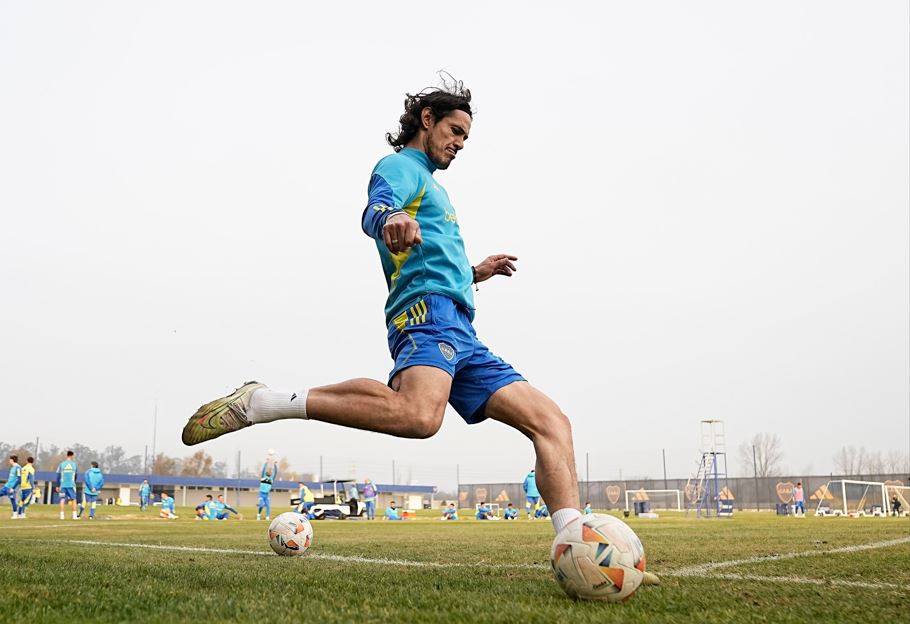 Cavani durante atividade no centro de treinamento de Ezeiza, em Buenos Aires