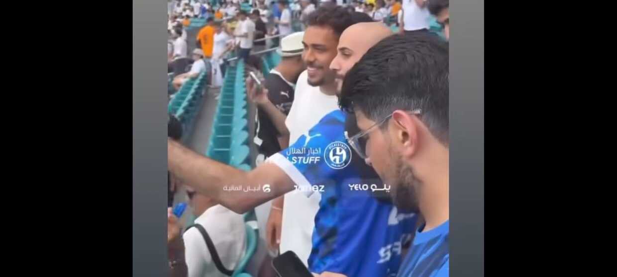 Jogador do Cruzeiro, o meia Eduardo é cercado por torcedores durante partida do Mundial de Clubes da Fifa, nos EUA