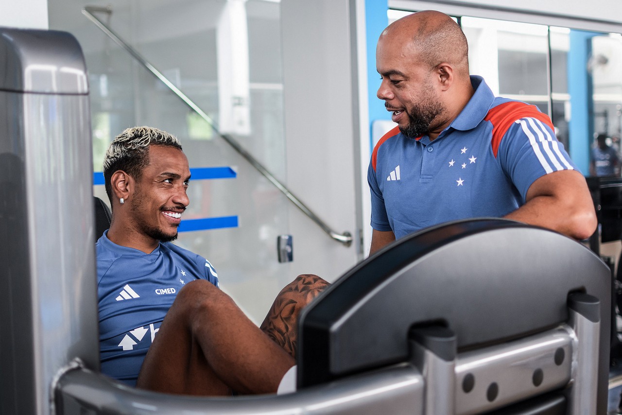 Matheus Pereira durante atividade na academia da Toca da Raposa