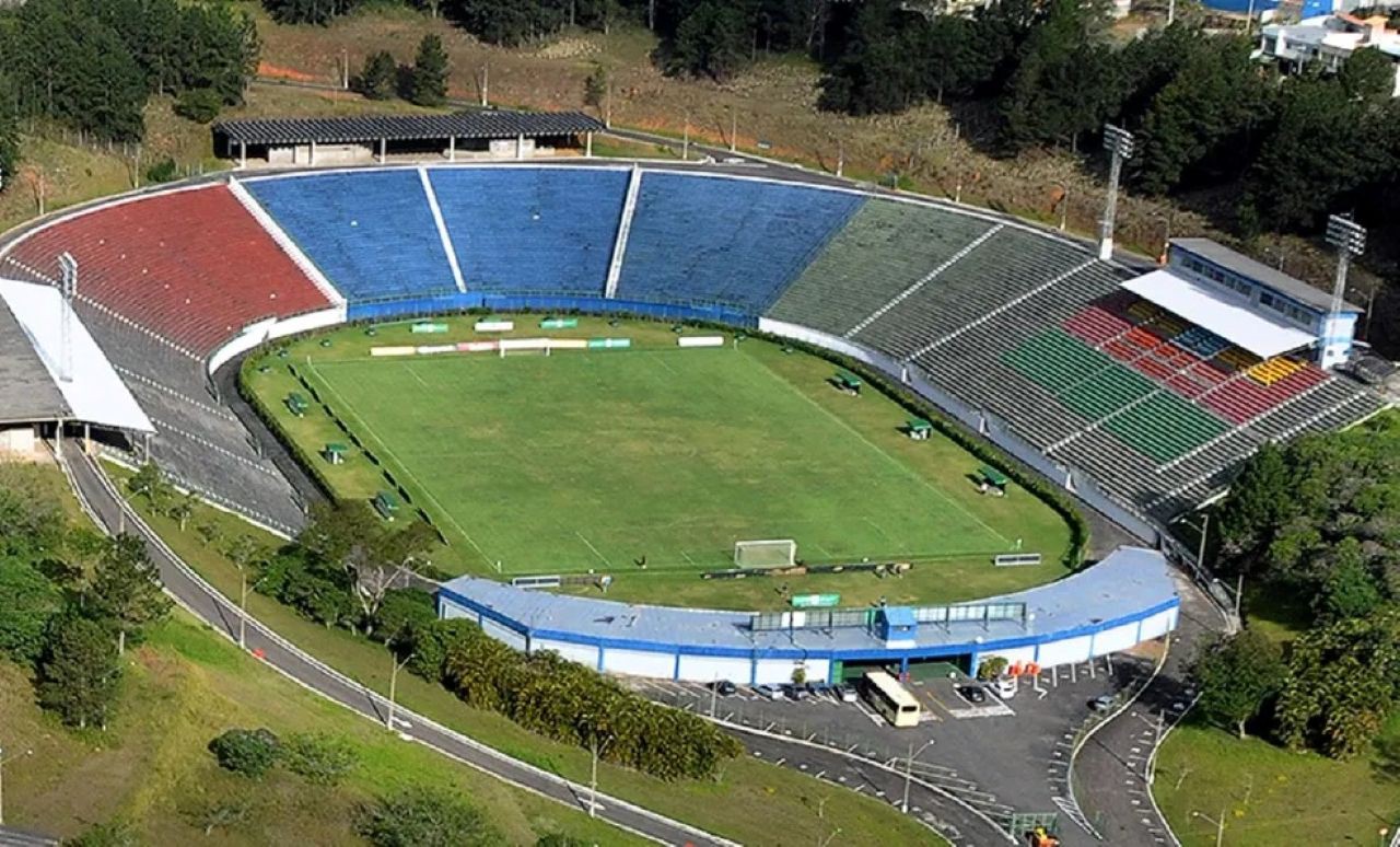 Estádio Mário Helênio lotado em jogo do Tupi, em Juiz de Fora