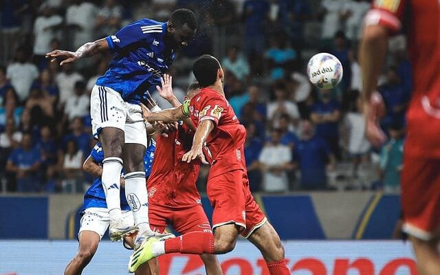 Atacante Bolasie marcou pela primeira vez com a camisa do Cruzeiro contra o Tombense (Foto: Gustavo Martins/Cruzeiro)