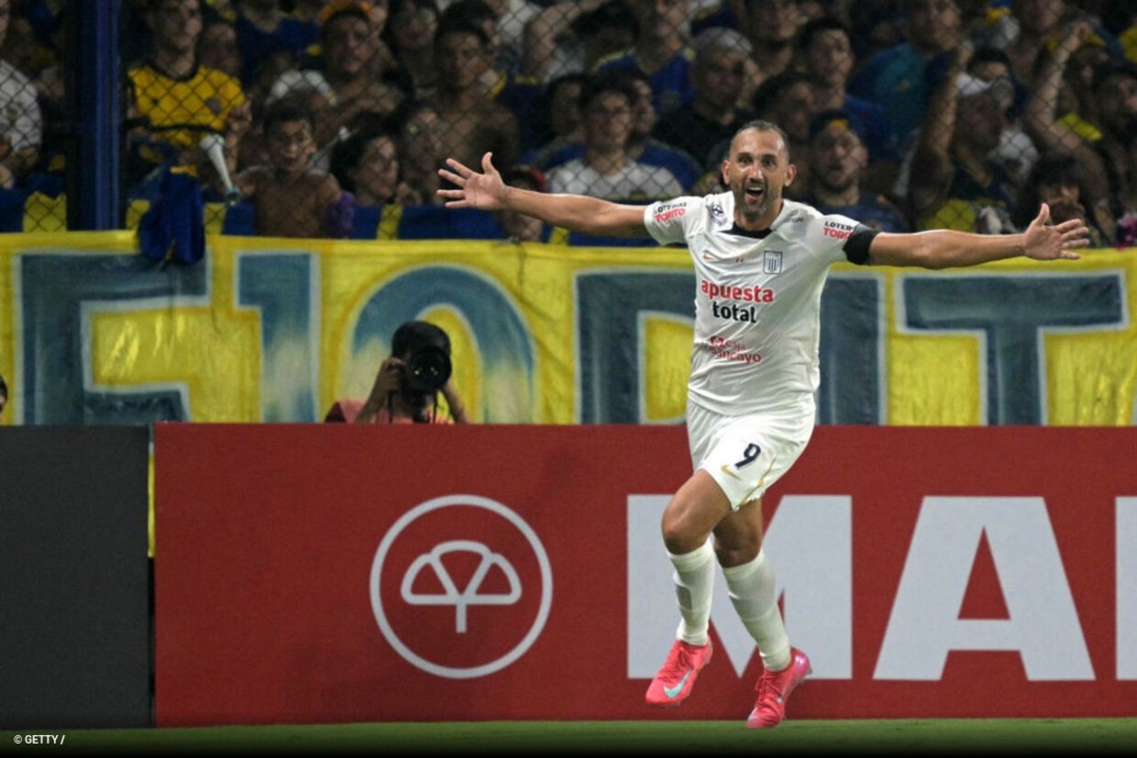 Barcos comemora seu gol diante do Boca Juniors, na Bombonera