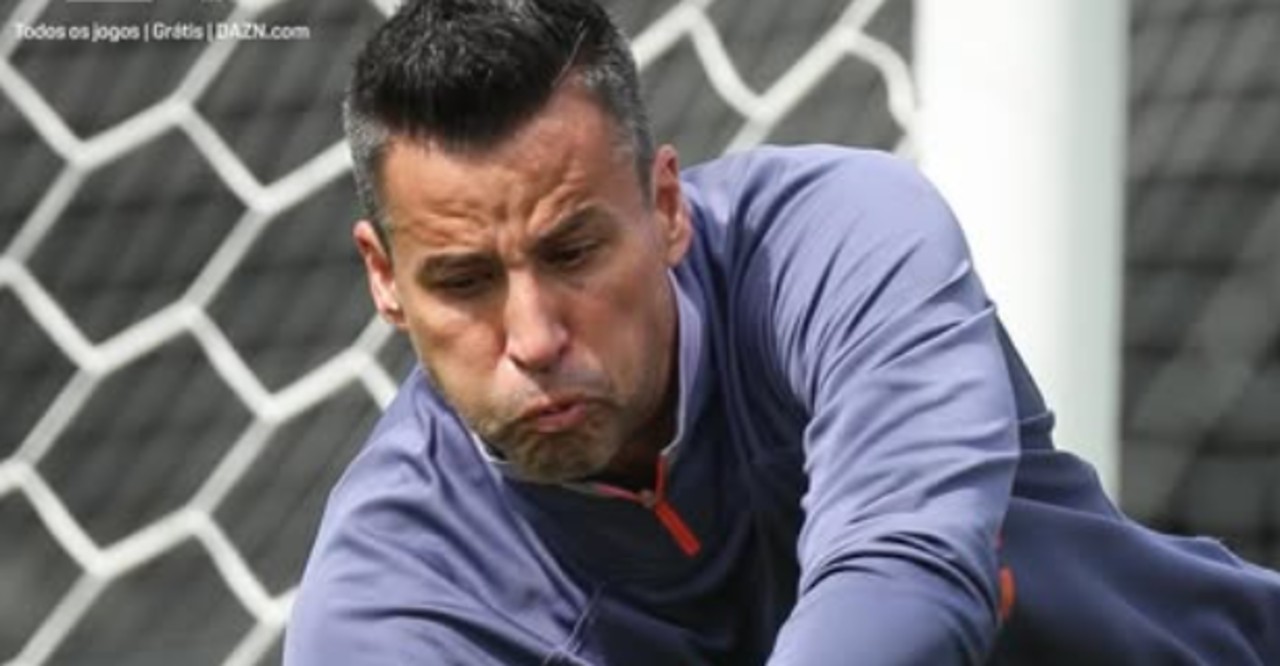 O goleiro Fábio, de 44 anos, vai completar 1.390 jogos disputados na carreira neste sábado (16/8), igualando a marca do goleiro inglês Peter Shilton