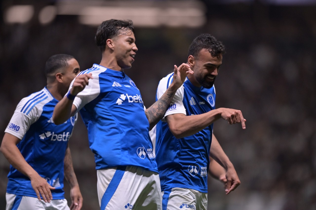 Fabrício Bruno e Kaio Jorge comemoram primeiro gol da vitória do Cruzeiro