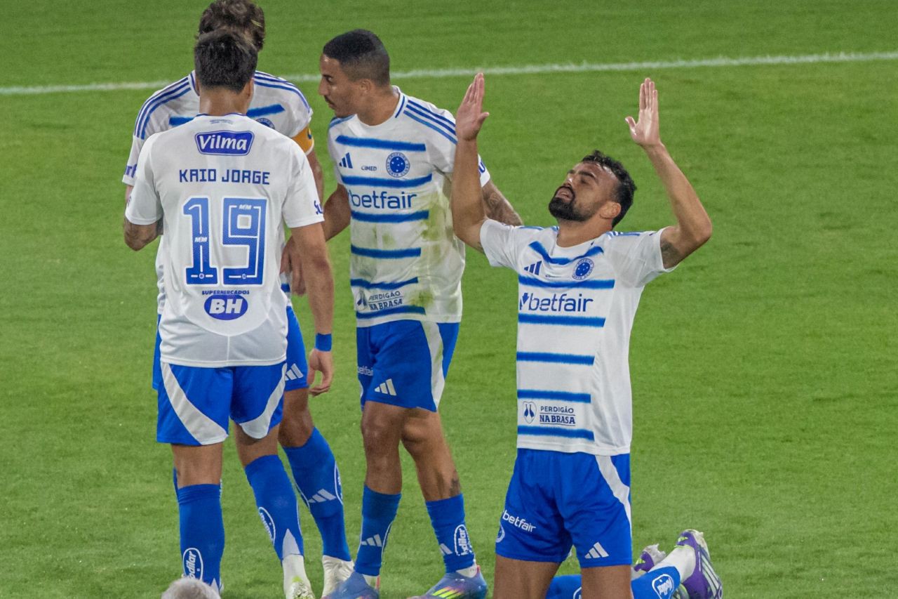 Fabrício Bruno, do Cruzeiro, celebra gol contra o Fluminense, pelo Campeonato Brasileiro