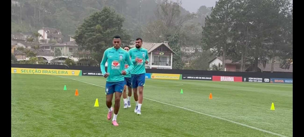 Fabrício Bruno em ação durante parte do treino da seleção brasileira na Granja Comary, em Teresópolis