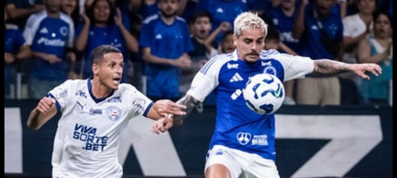 Fagner se antecipa a jogador do Bahia para dominar a bola durante partida do Cruzeiro no Mineirão
