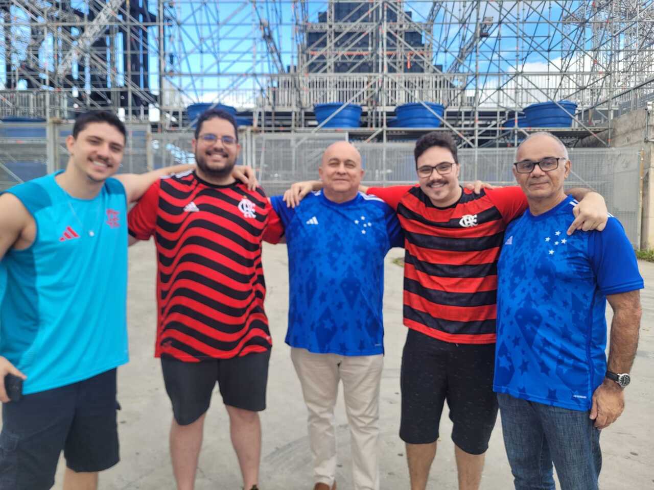 Família que se divide entre cruzeirenses e flamenguistas no entorno do Mineirão, para jogo entre Cruzeiro e Flamengo