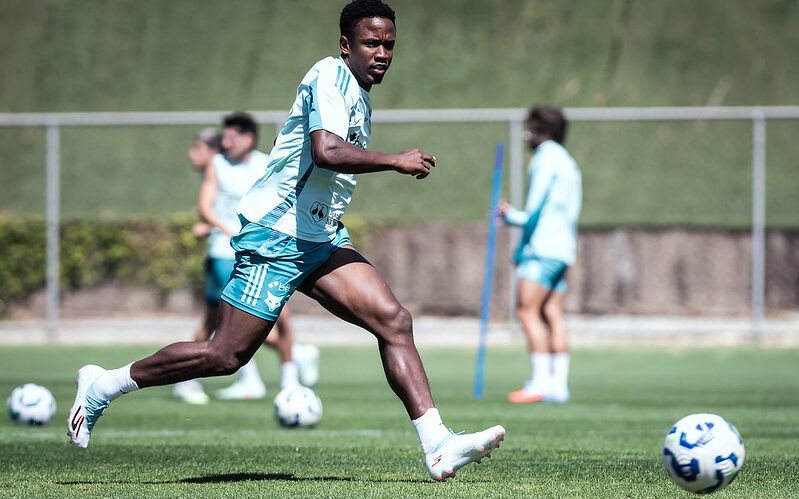 O atacante Sinisterra é o mais velho dos quatro reforços do Cruzeiro nesta janela de transferências (Foto: Gustavo Aleixo/Cruzeiro)