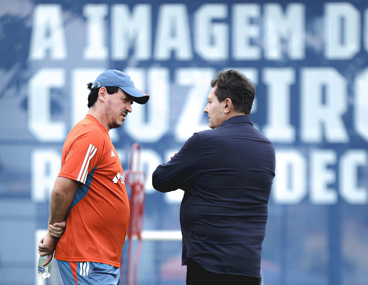 Fernando Diniz está pressionado no comando do Cruzeiro