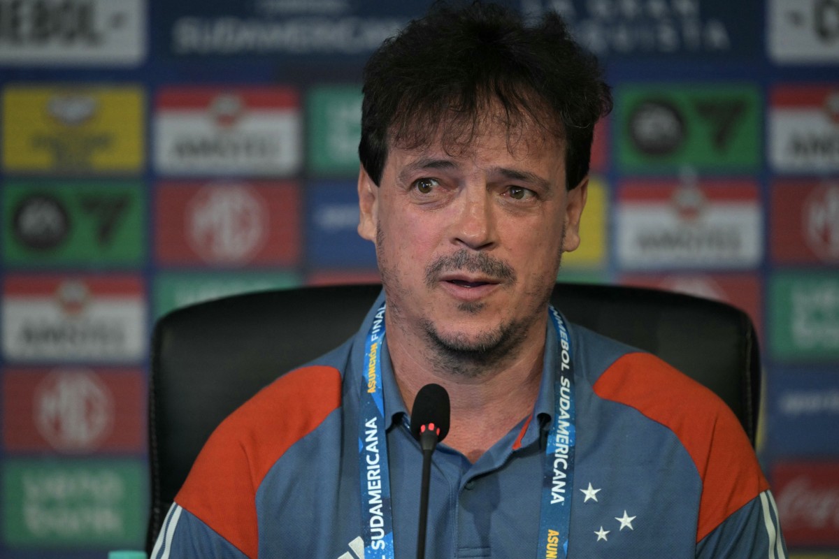 Fernando Diniz durante entrevista coletiva no estádio do confronto
