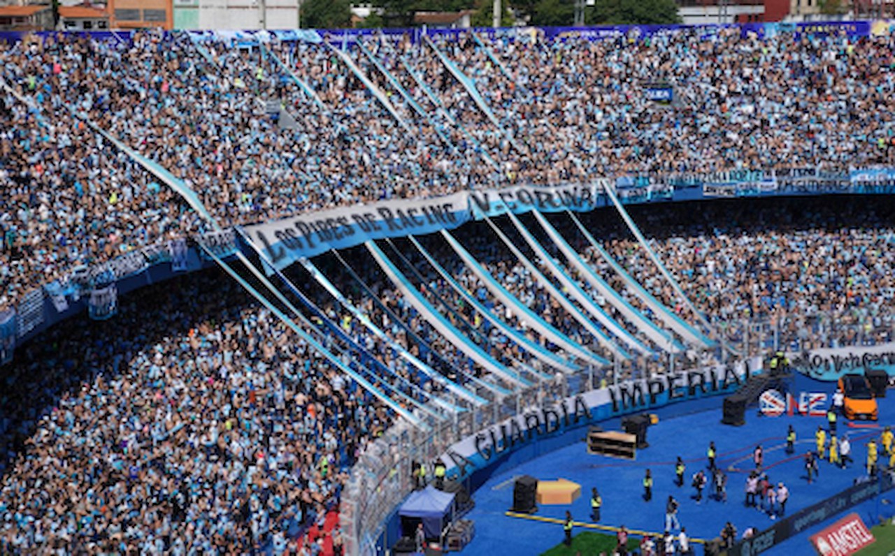 Torcida do Racing lota estádio do time na Argentina para assistir à decisão da Sul-Americana