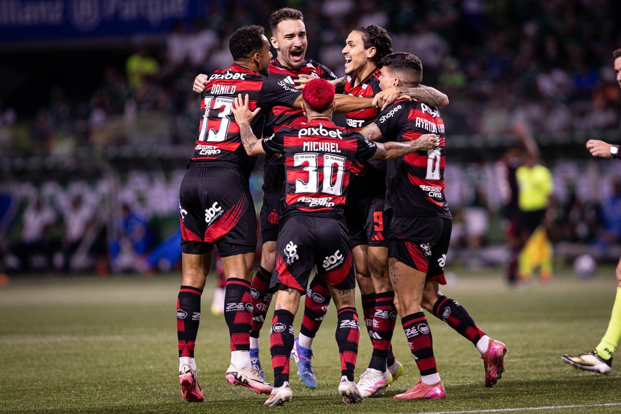Ayrton Lucas, do Flamengo, comemora seu gol durante partida contra o Palmeiras, válida pelo Brasileirão Serie A 2025, no Allianz Parque, em São Paulo