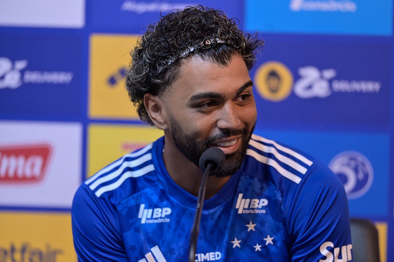 Gabigol durante coletiva de imprensa no Cruzeiro