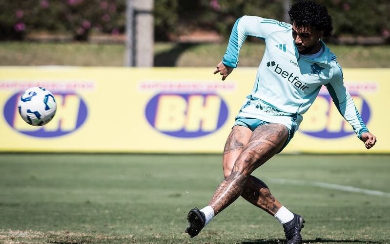 Antes do treino, atacante Gabigol esteve no Independência para ver vitória da equipe feminina (Foto: Gustavo Aleixo/Cruzeiro)