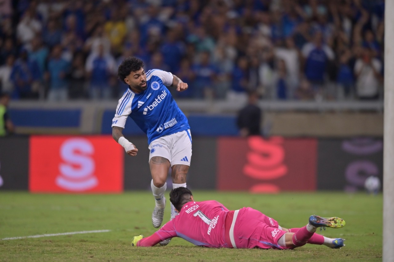 Gabigol fez gol da vitória do Cruzeiro sobre o Flamengo, pelo Campeonato Brasileiro