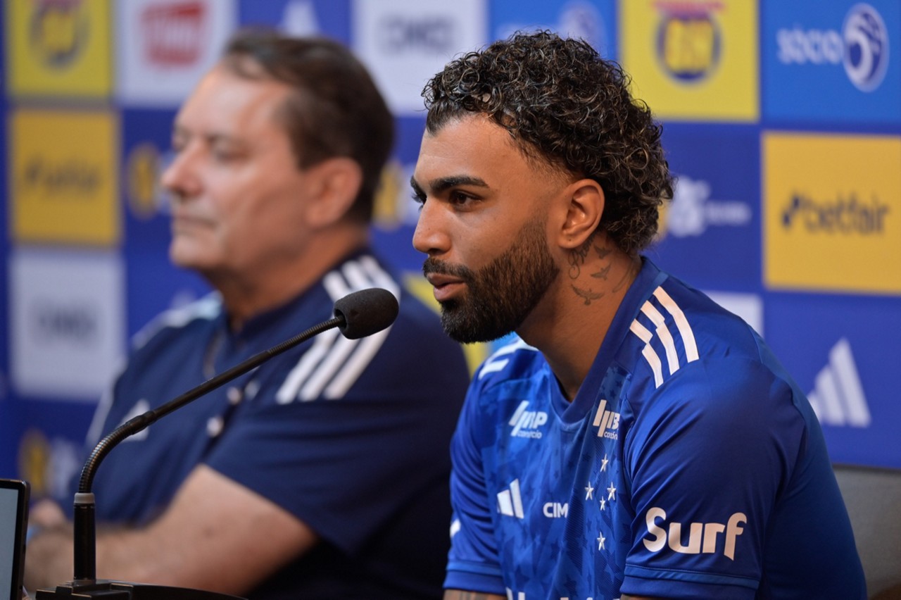 Gabigol ao lado de Pedro Lourenço durante a coletiva de sua apresentação como reforço do Cruzeiro