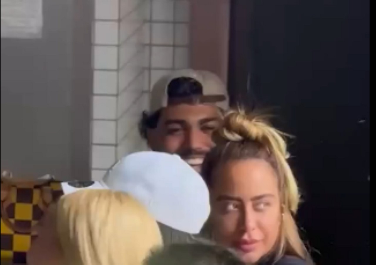 Gabigol e Rafaella Santos, irmã de Neymar, aproveitando a tarde no restaurante Xapuri, na Pampulha, em BH
