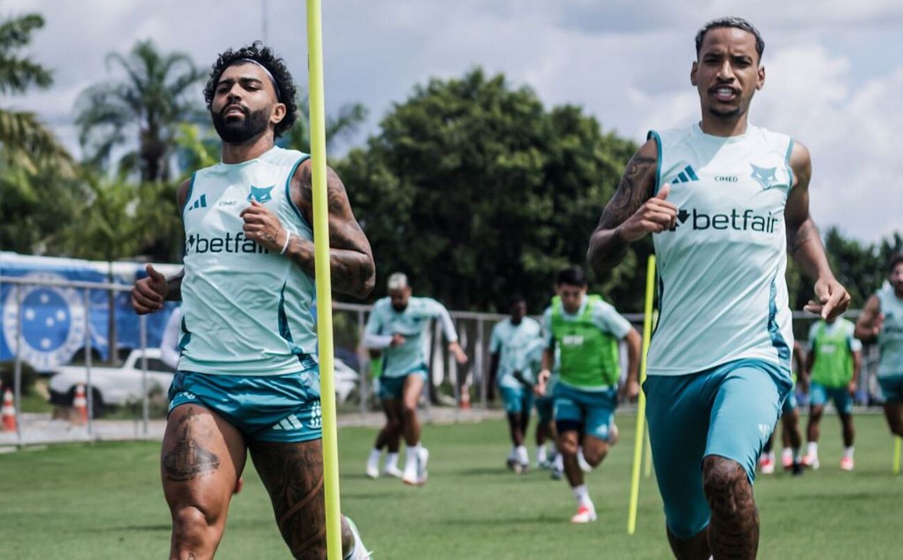 Camisas 9 e 10, respectivamente, em treino na Toca da Raposa 2