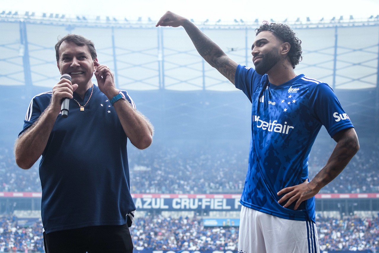 Gabigol e Pedrinho, durante a apresentação oficial do atacante, ocorrida em janeiro, no mineirão