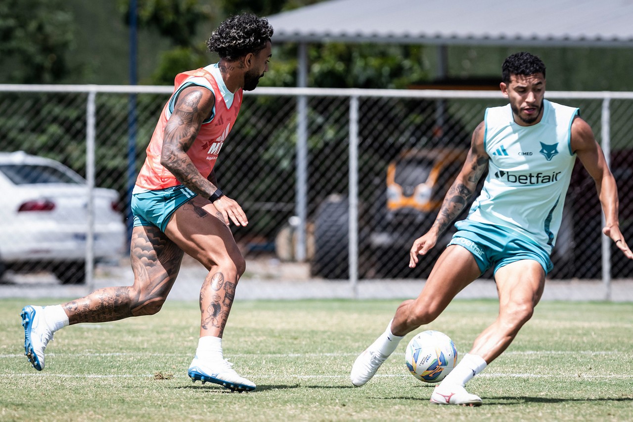 Gabriel Barbosa e William em trabalho técnico no Cruzeiro