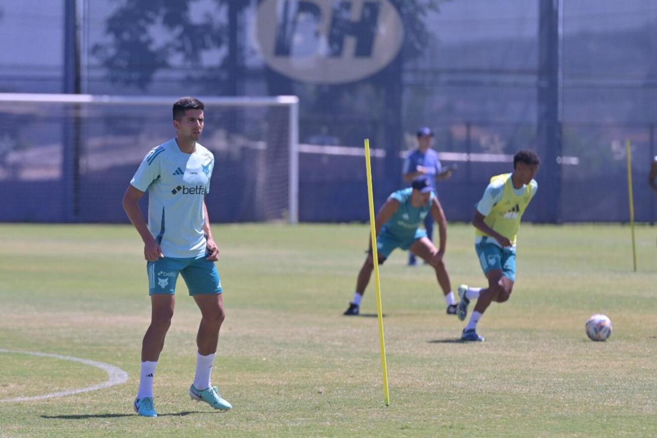 Zagueiro Gamarra em ação durante treino na Toca da Raposa