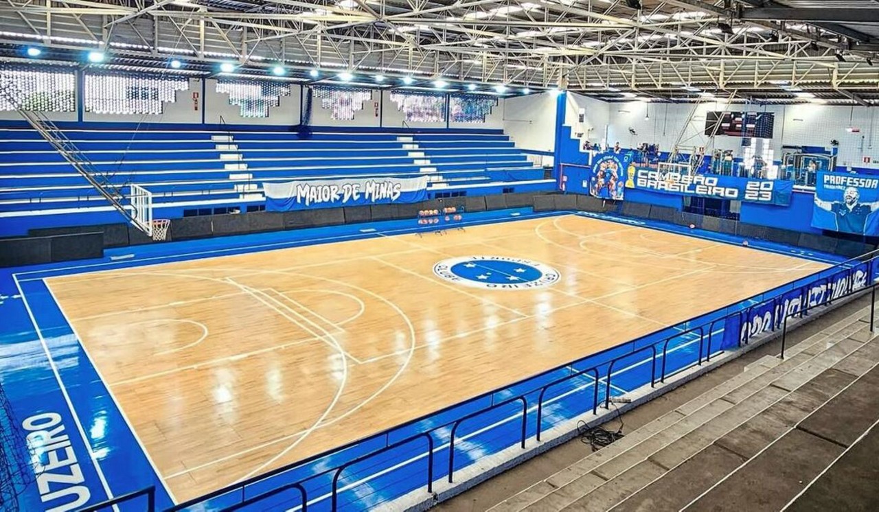 Equipe de basquete treina no local