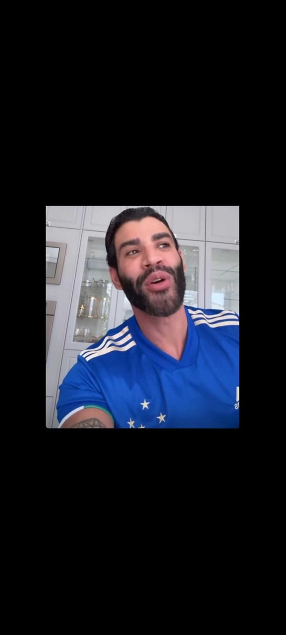 Cantor sertanejo, Gustavvo Lima interage com fãs vestido com a camisa do Cruzeiro