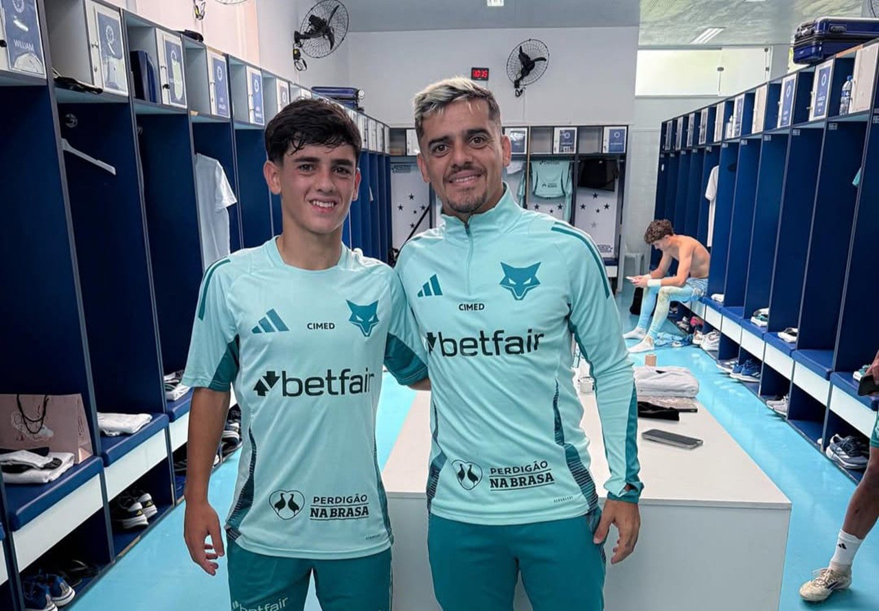 Henrique Lemos posou ao lado de jogadores da equipe profissional do Cruzeiro, entre eles o pai, Fagner
