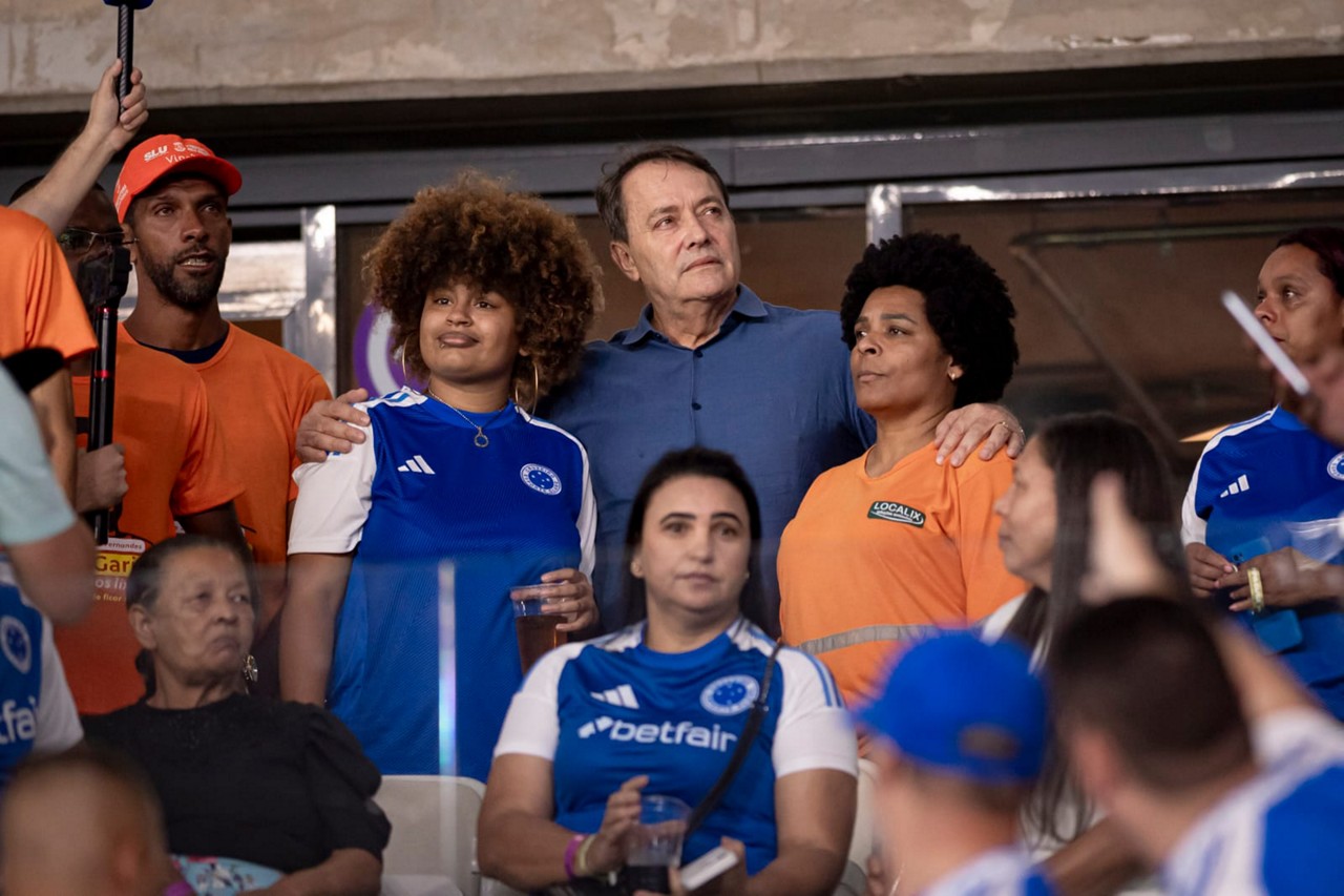 Liliane França da Silva, esposa de Laudemir, familiares e colegas de trabalho do gari foram recebidos no Mineirão pelo presidente do Cruzeiro, Pedro Lourenço