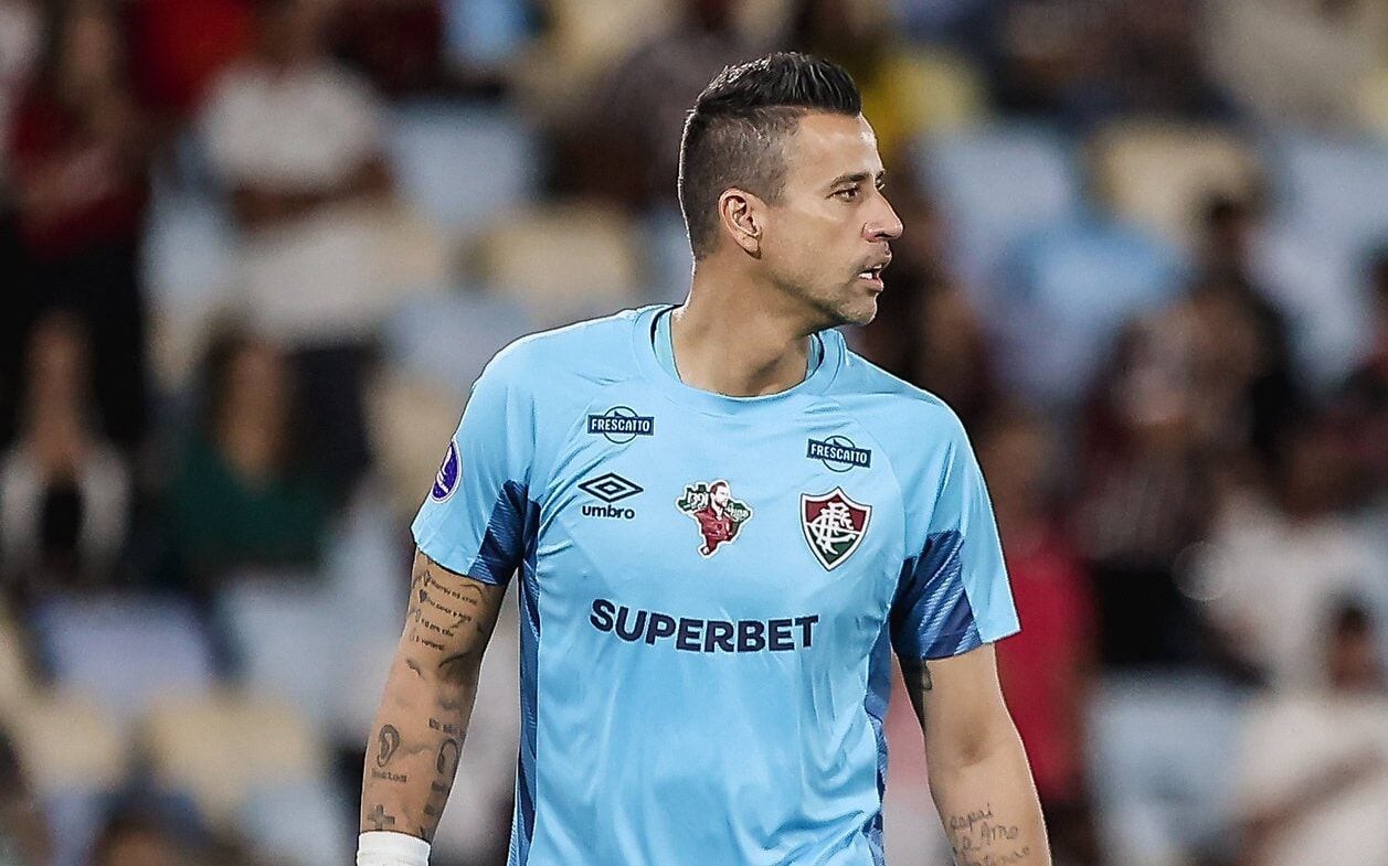 Fábio em ação pelo Fluminense contra o América de Cali, o 1.391º jogo da carreira do goleiro, recordista do futebol profissional no quesito (Foto: Lucas Merçon / Fluminense)