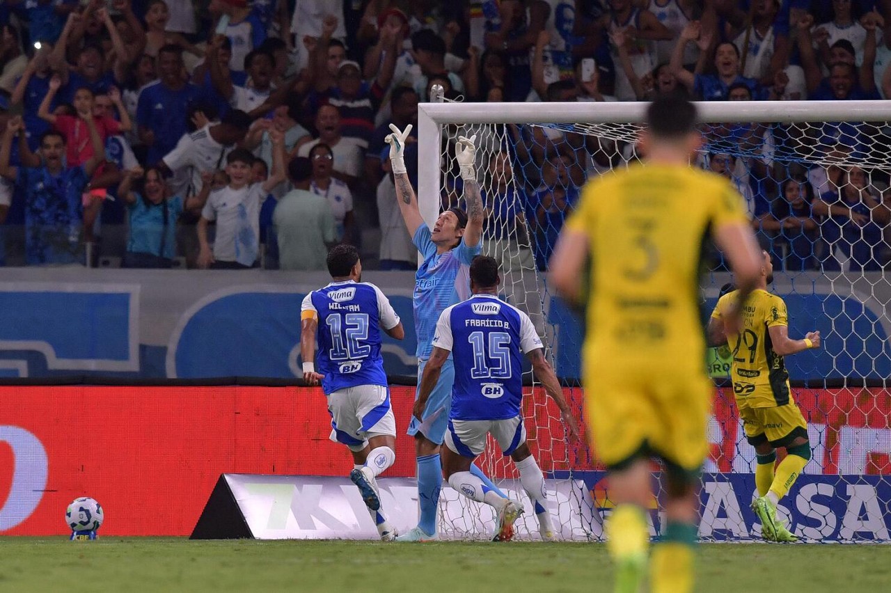Cássio celebra após defender pênalti cobrado por Reinaldo durante partida com o Mirassol