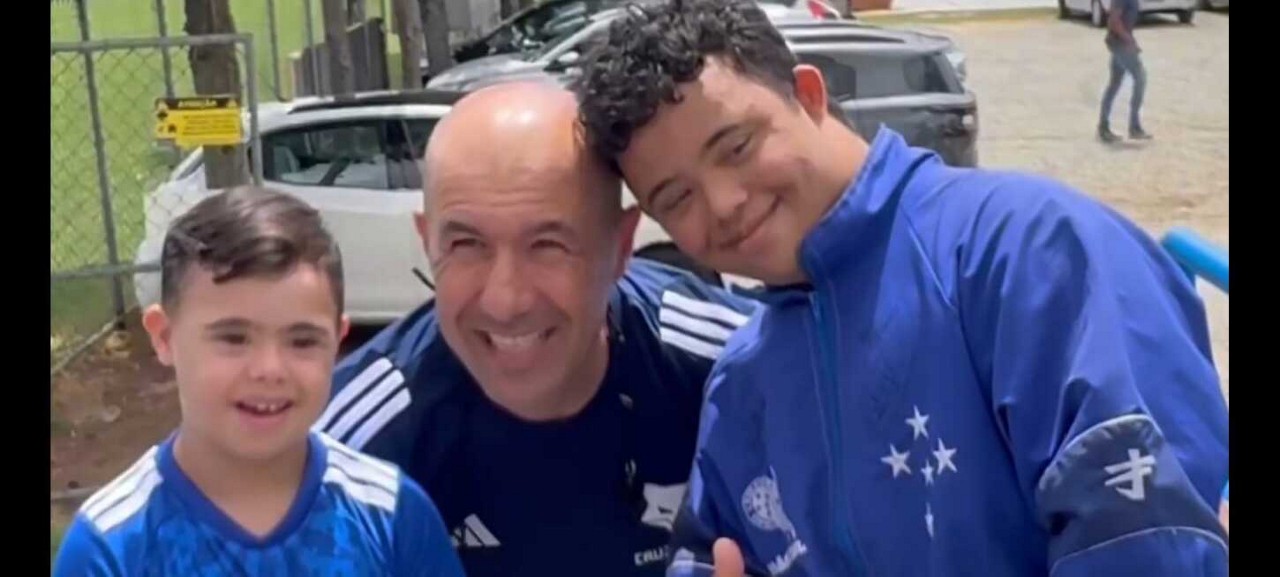 Leonardo Jardim posa para foto com garotos do Instituto Mano Down que visitaram a Toca 