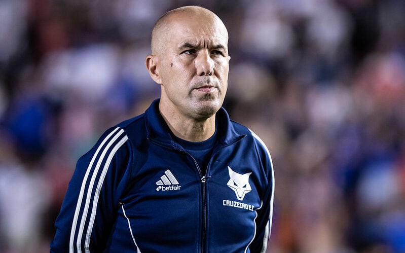 Leonardo Jardim pede que técnicos possam pedir revisão de lances polêmicos durante os jogos (Foto: Gustavo Aleixo/Cruzeiro)