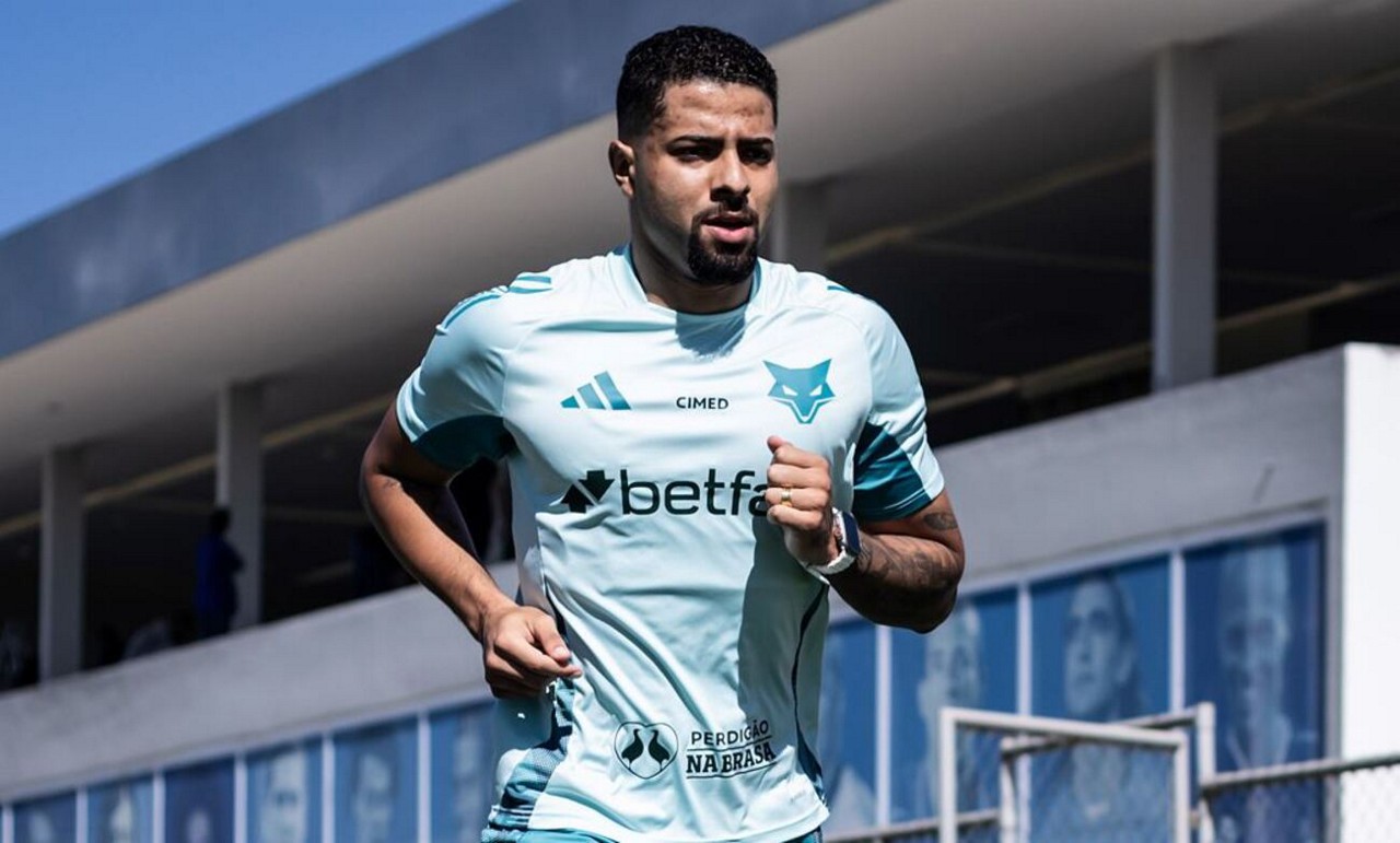 João Marcelo durante atividade no campo da Toca da Raposa 2