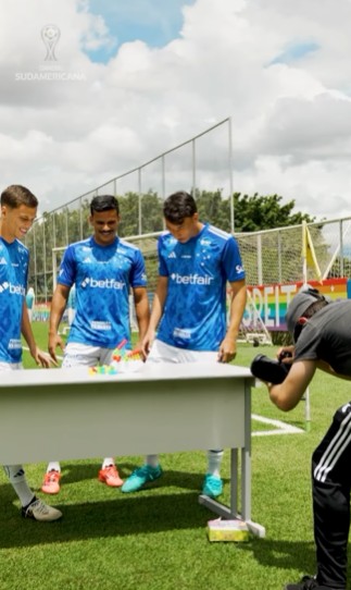 Jogadores do Cruzeiro exibem novos patrocínios em gravação na Toca 