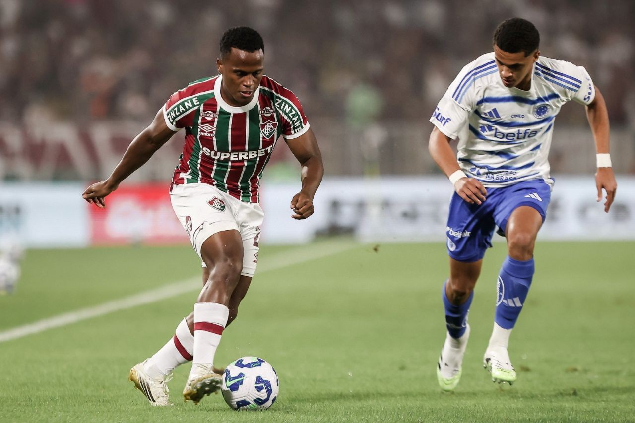 John Arias e Kauã Prates em disputa de bola, na partida entre Fluminense e Cruzeiro