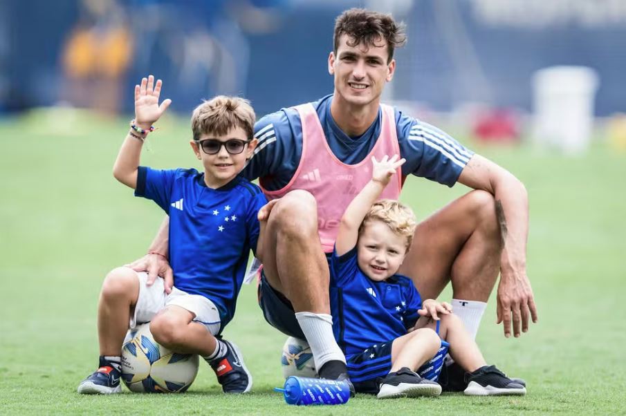 Dinenno ao lado dos filhos no CT do clube