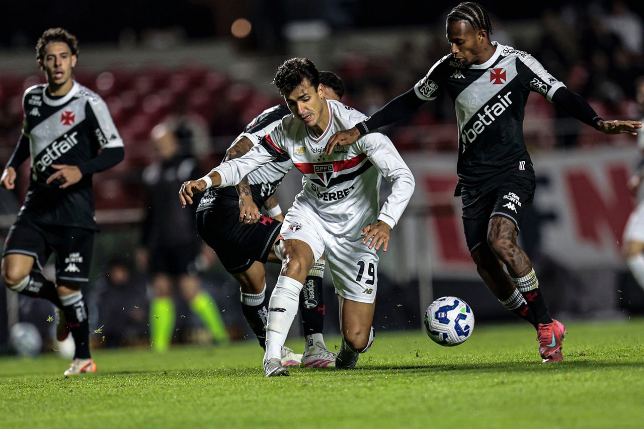 Dinenno levou cartão após derrubar goleiro vascaíno