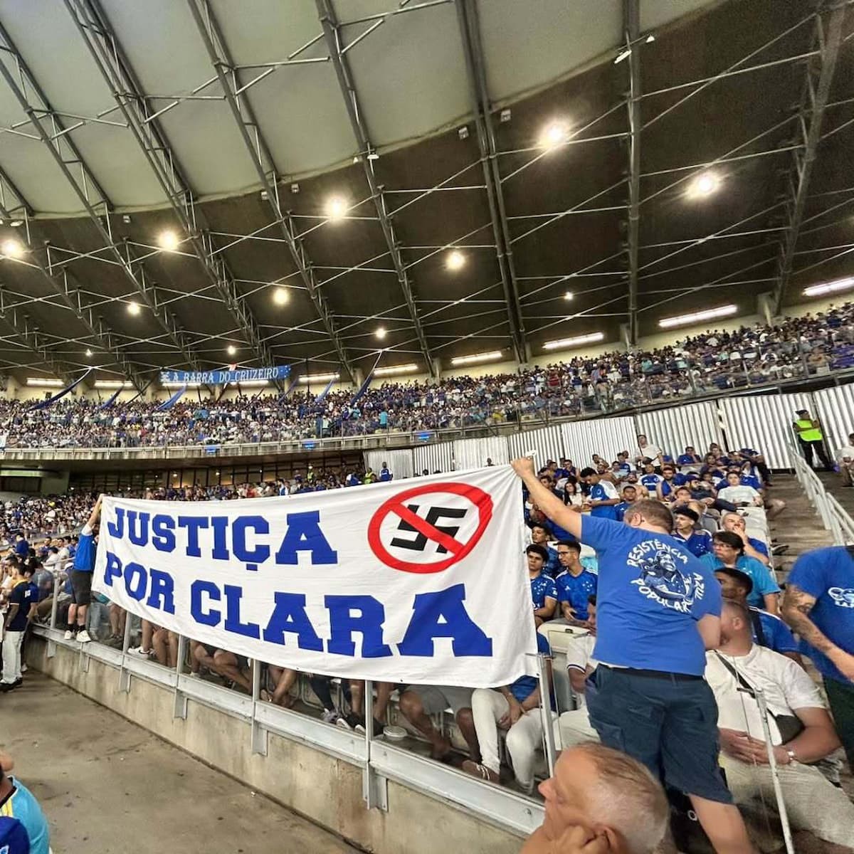 Jogo de estreia do Cruzeiro na Série A teve protesto contra o caso de feminicídio que chocou os moradores da capital recentemente