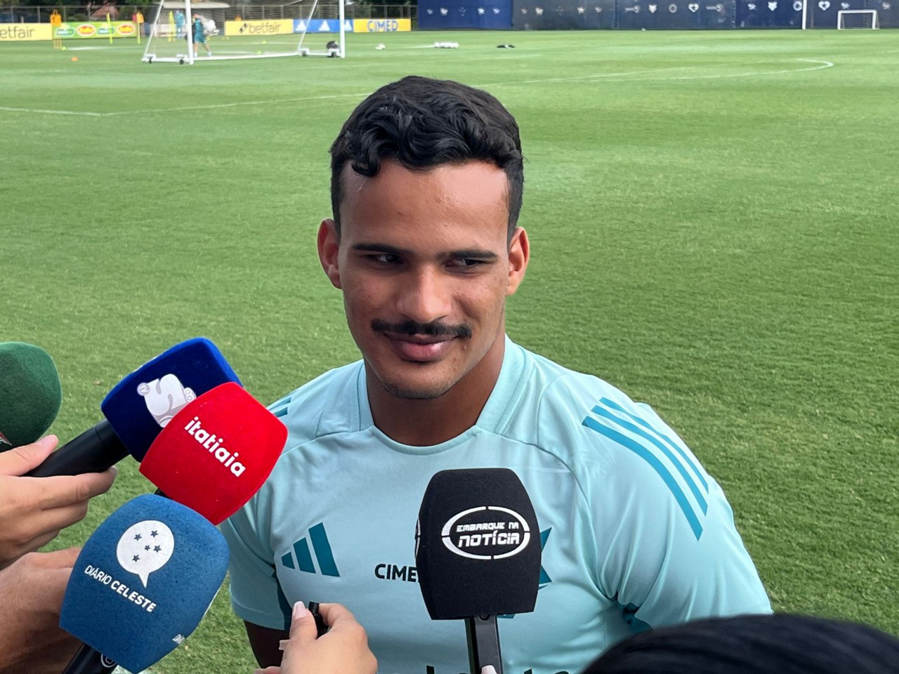 Lateral-esquerdo criado nas categorias de base do Cruzeiro é bem avaliado pela torcida e deve acirrar disputa pela titularidade