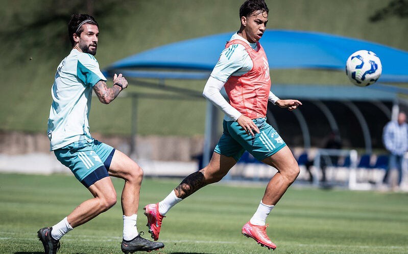 Kaio Jorge (ao lado de Lautaro Diaz) foi eleito o craque do mês pela segunda vez neste Brasileirão (Foto: Gustavo Aleixo/Cruzeiro)
