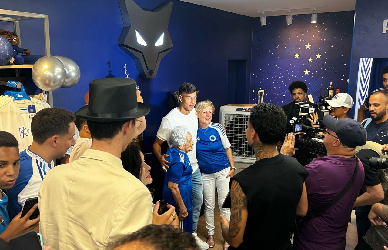 Fãs posaram para fotos e pegaram autógrafos com o camisa 19 do Cruzeiro